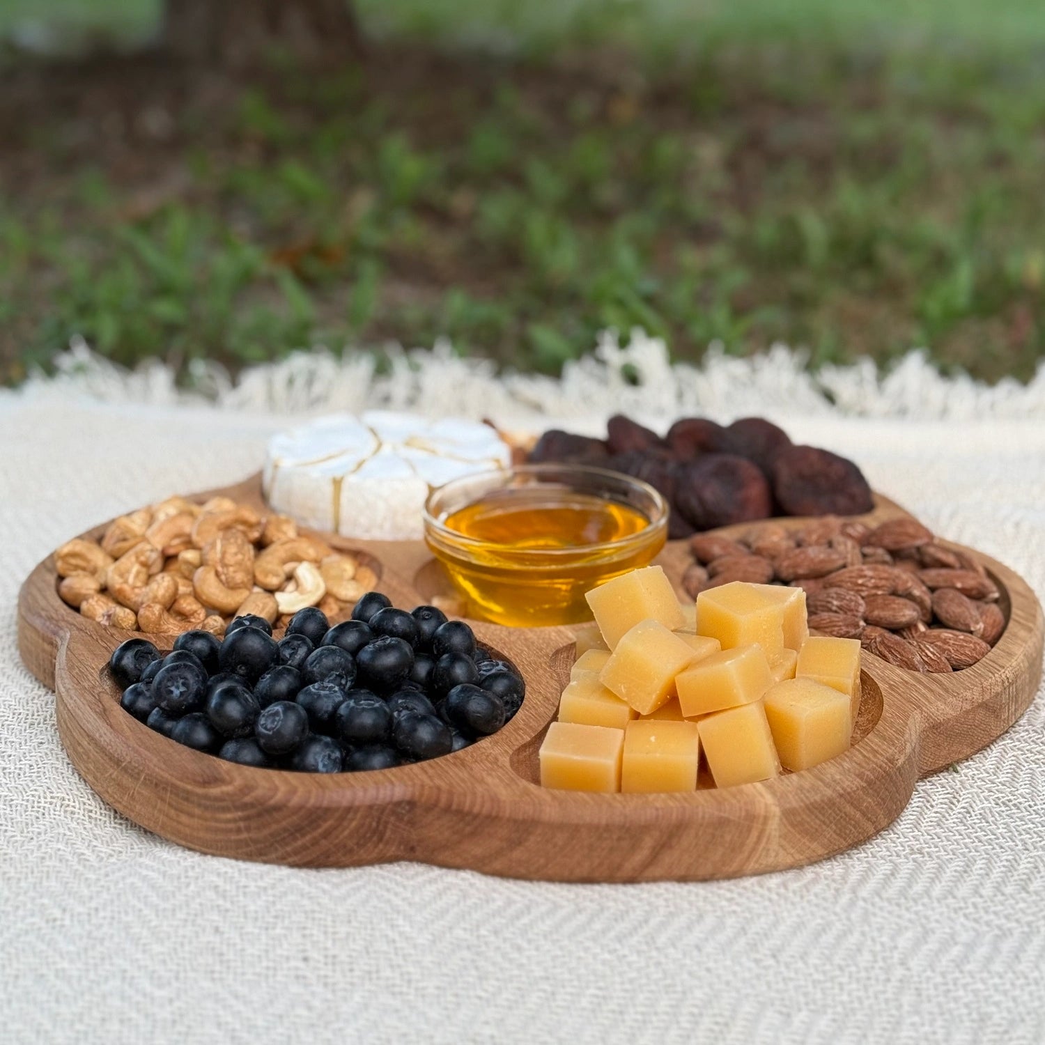 Platou cu 7 compartimente pentru servire branzeturi si gustari – din lemn de stejar 35 cm