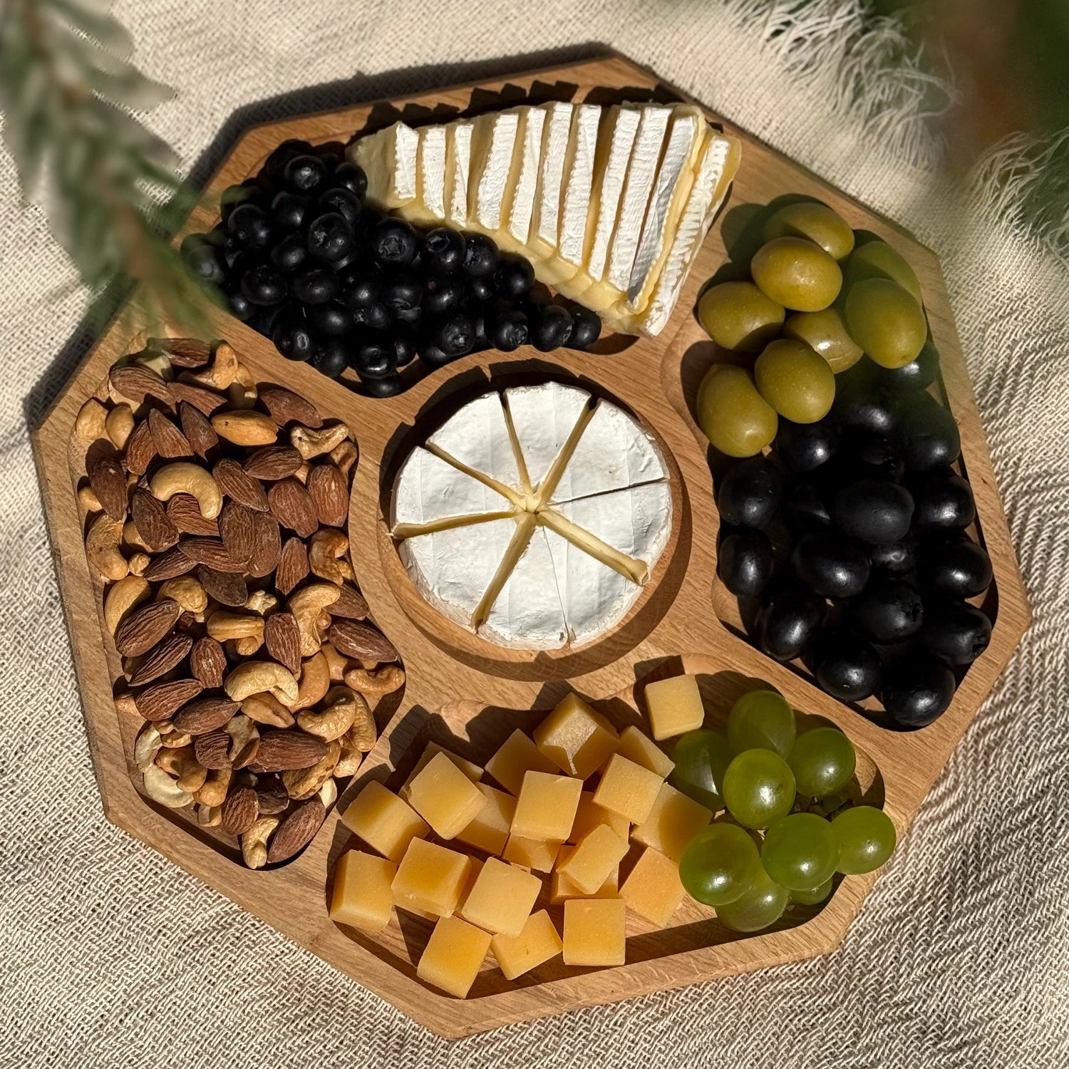Suport servire octogonal din lemn de stejar cu 5 compartimente – eleganta naturala pentru fiecare masa