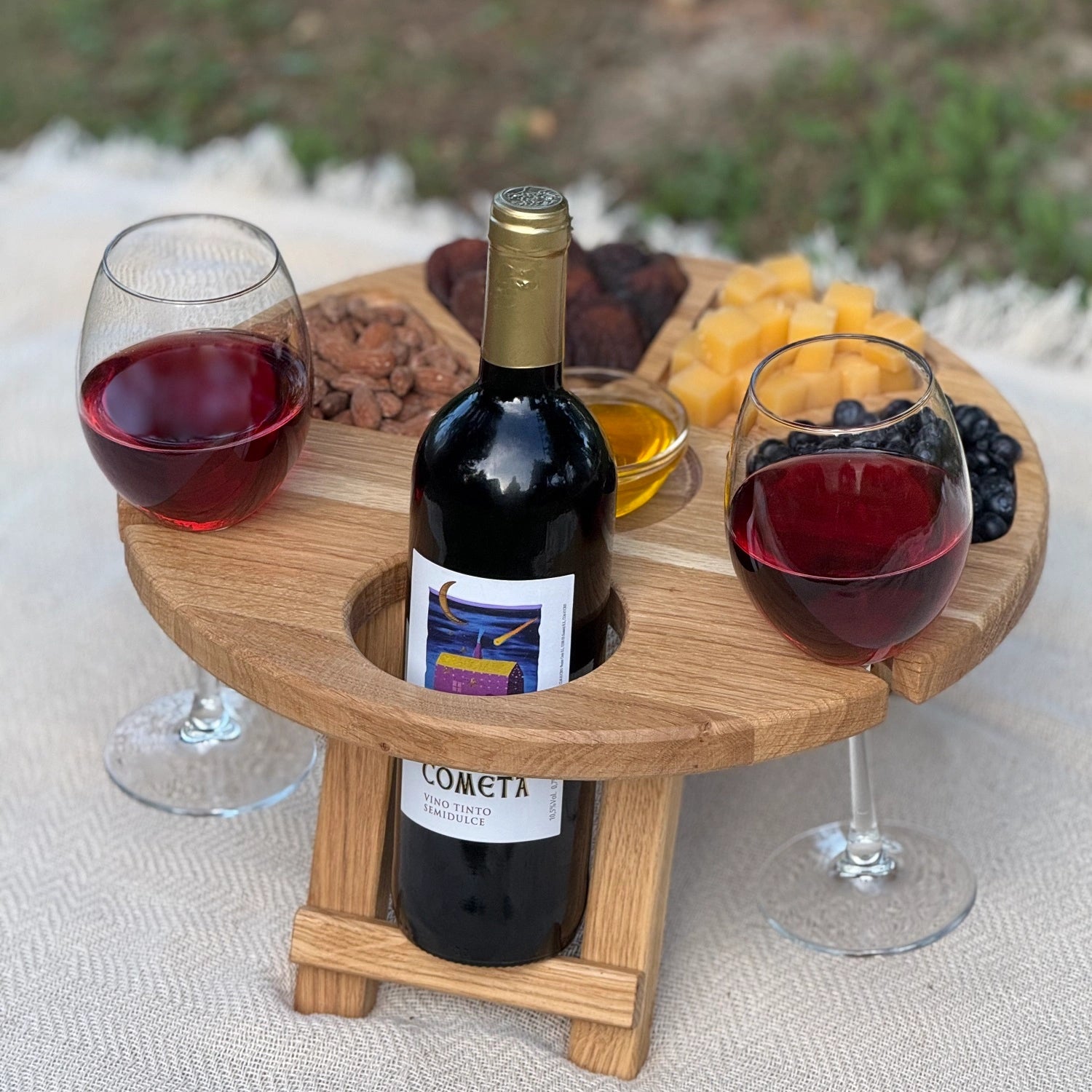 Platou servire rotund din lemn de stejar 35 cm cu picioare – ideal pentru picnic și mese festive