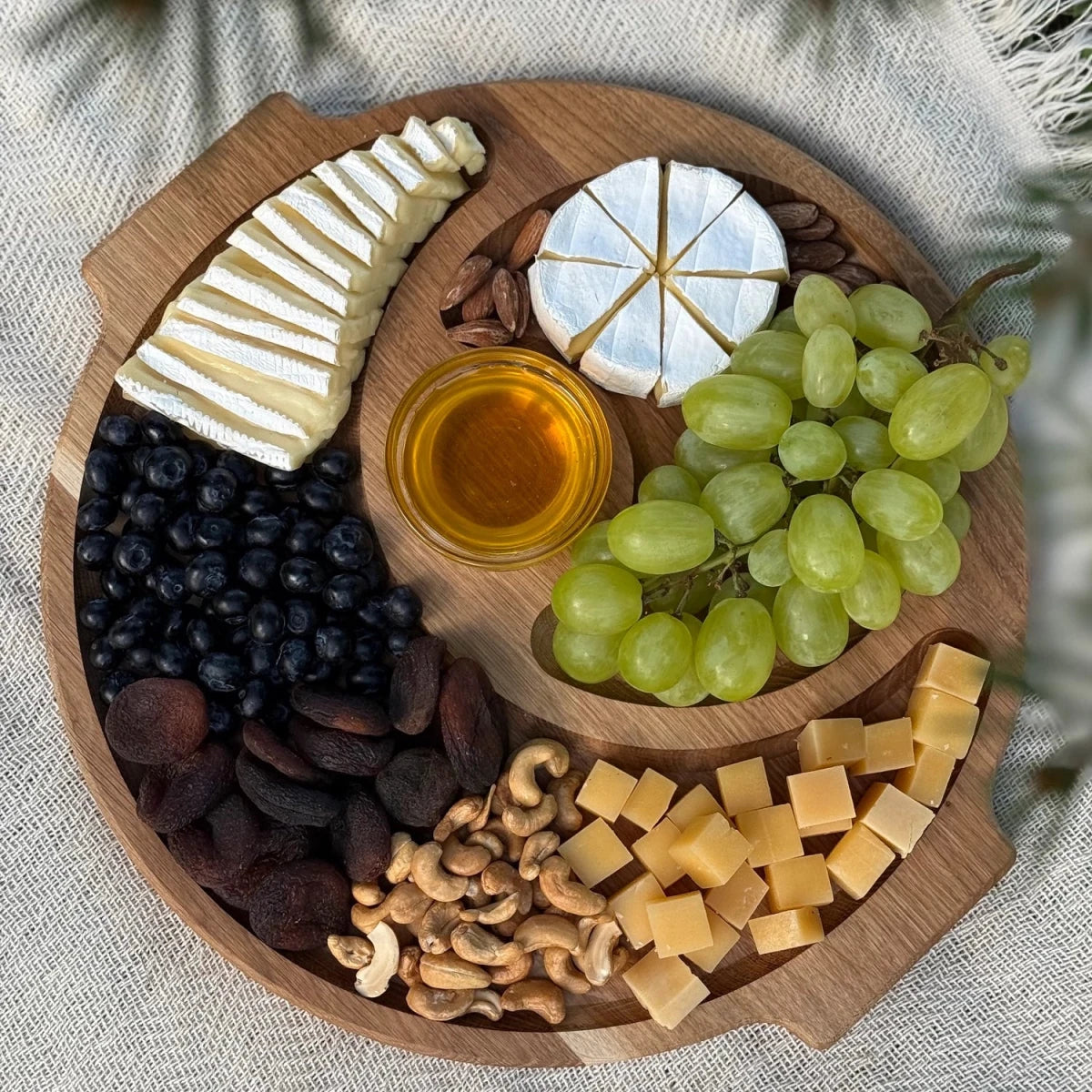 Platou multifunctional din lemn de stejar cu manere – organizeaza aperitivele cu stil - Reelken