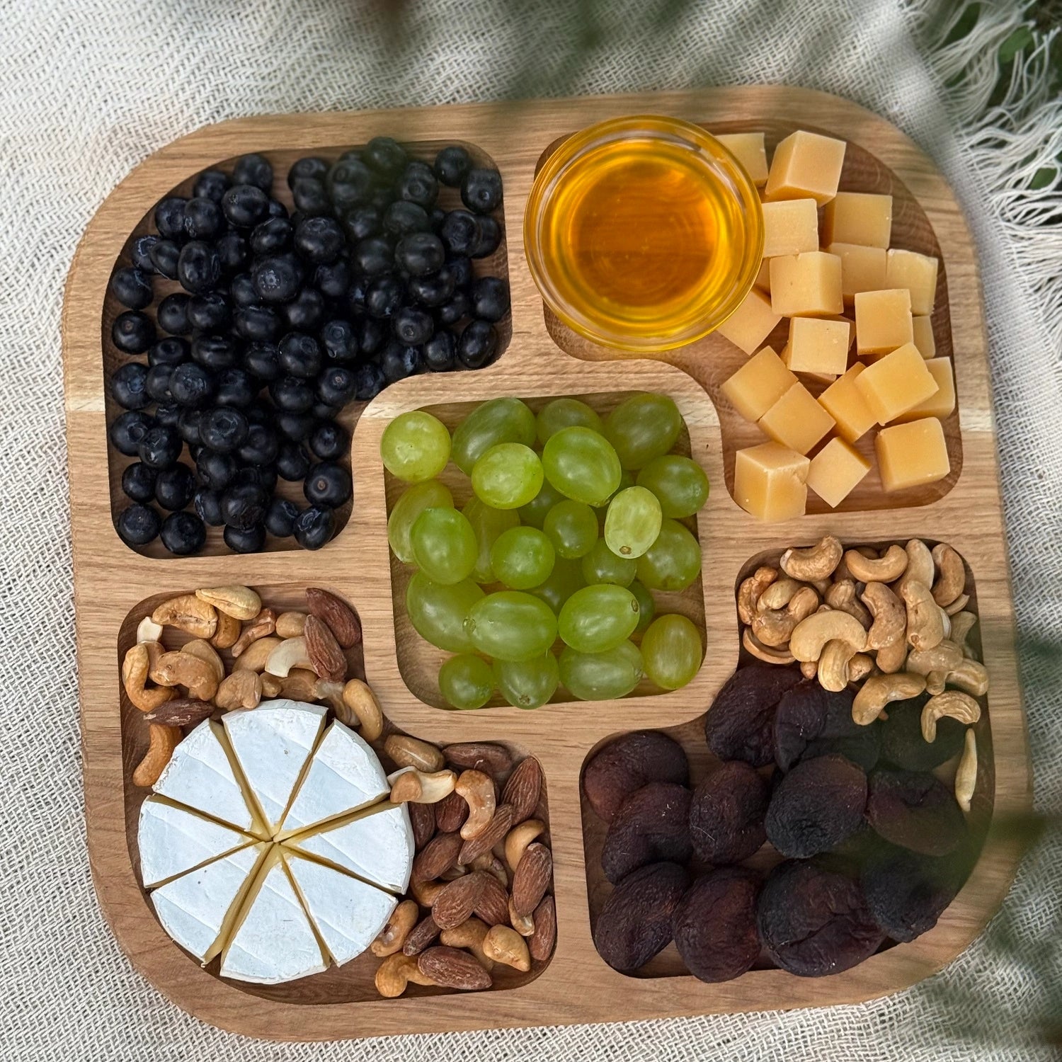 Suport servire patrat din lemn de stejar cu 5 compartimente – eleganta si versatilitate pentru orice masa