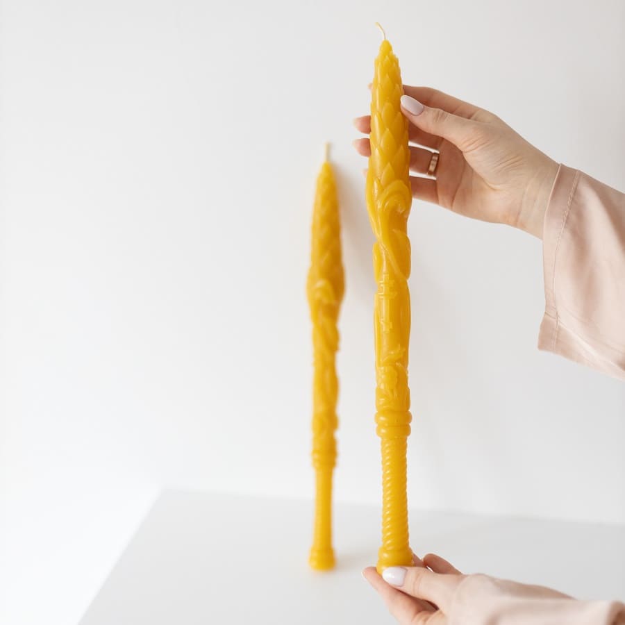 Świeca sakralna z naturalnego wosku pszczelego „Szyszka”, 42 cm - Reelken Polska
