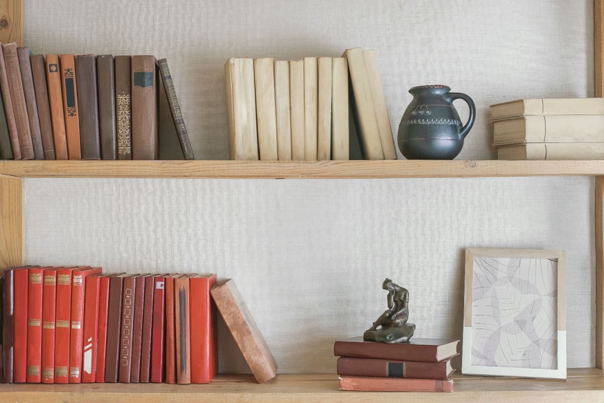 Amenajare bibliotecă acasă: alegerea perfectă a rafturilor din lemn pentru o atmosferă caldă și primitoare