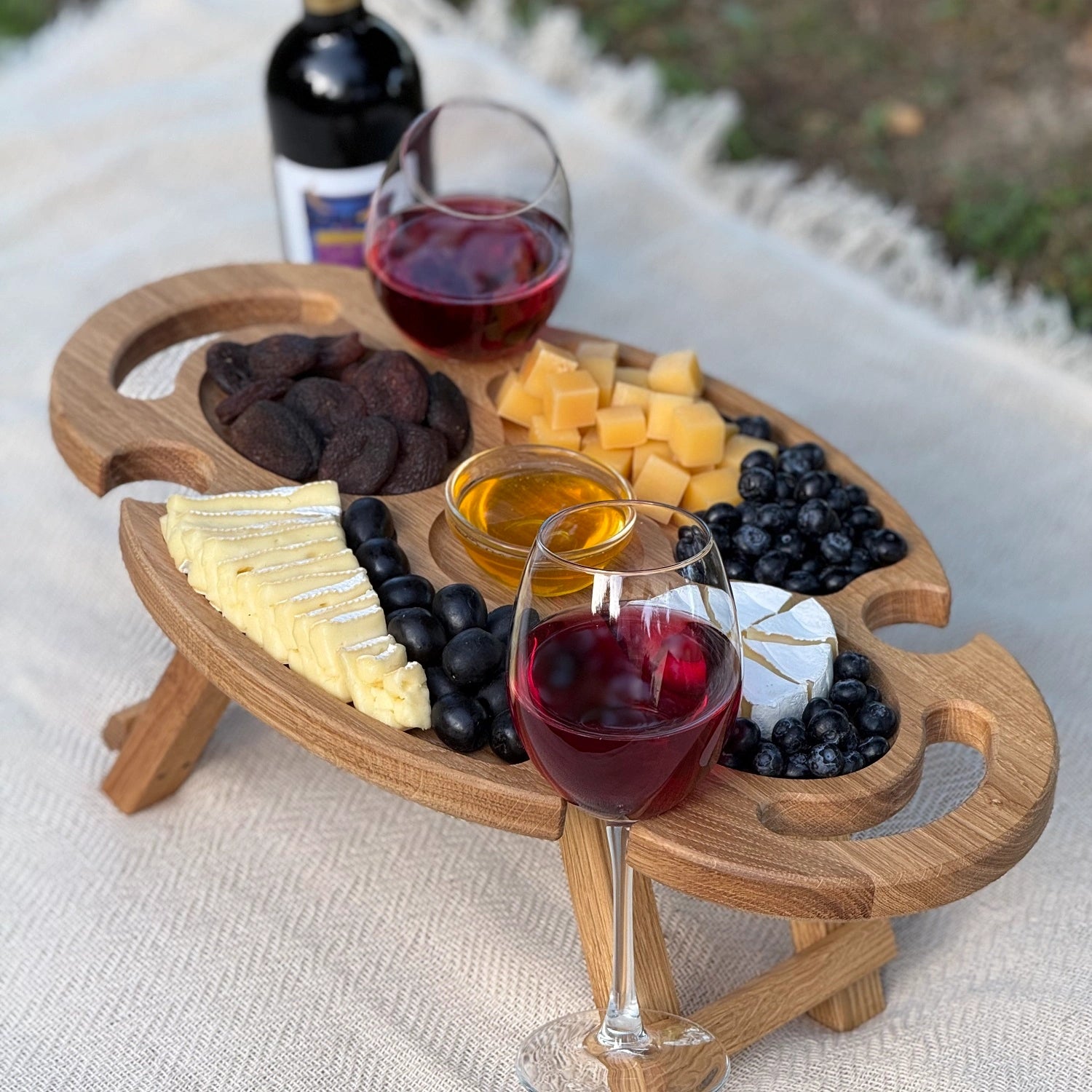 Owalna patera dębowa z 5 przegródkami i uchwytami na kieliszki – stylowe serwowanie przekąsek i grilla