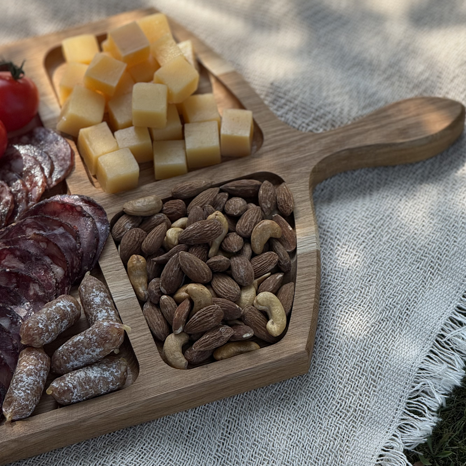 Suport Servire Gratar din Lemn de Stejar cu 3 Compartimente si Maner