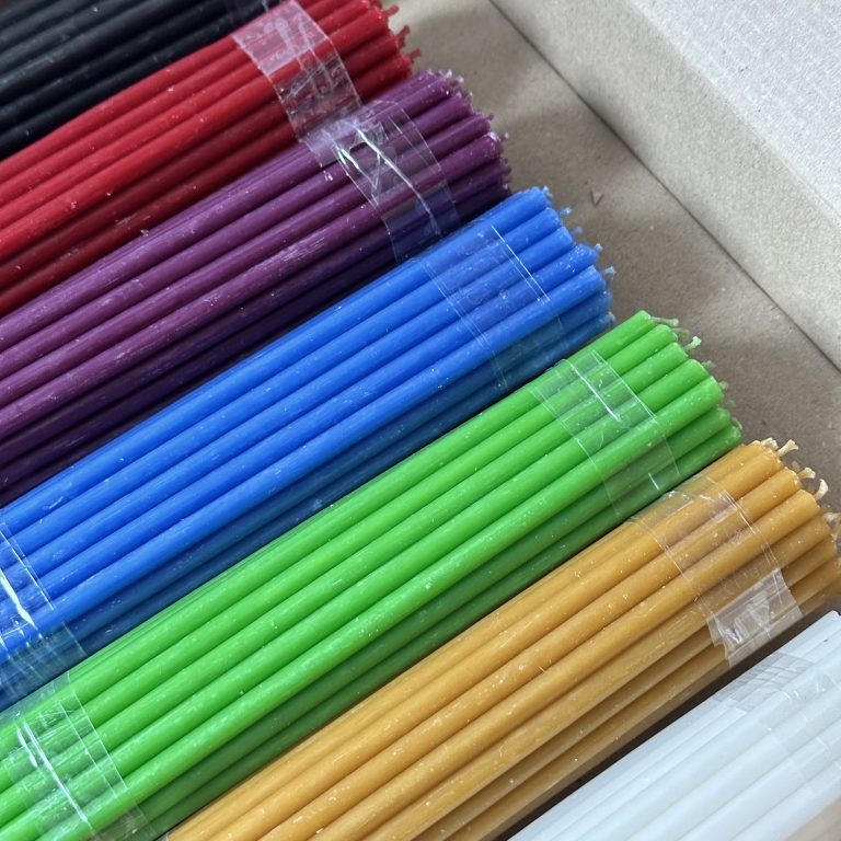 Kolorowe świece dekoracyjne z naturalnego wosku pszczelego 18 cm – zestaw 231 szt. - Reelken Polska