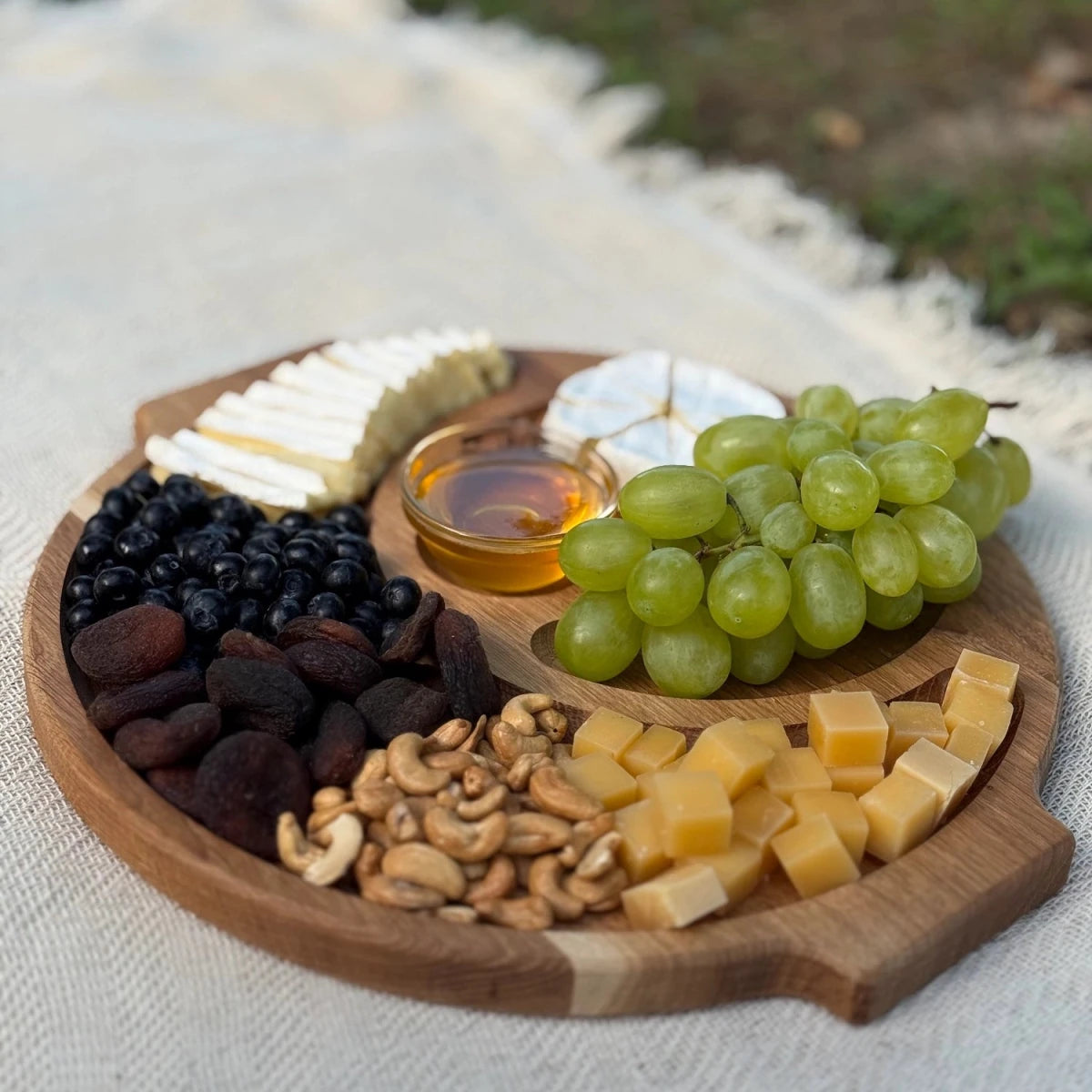 Platou multifunctional din lemn de stejar cu manere – organizeaza aperitivele cu stil - Reelken