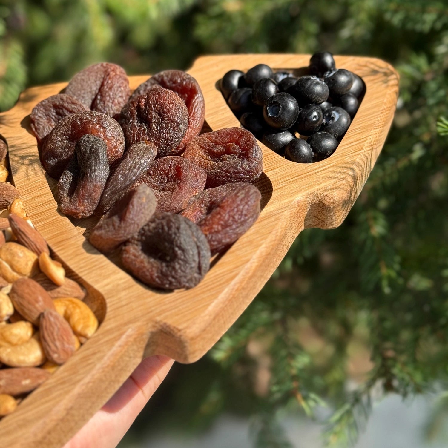 Dębowa deska do serwowania serów i przekąsek w kształcie choinki – unikalny design