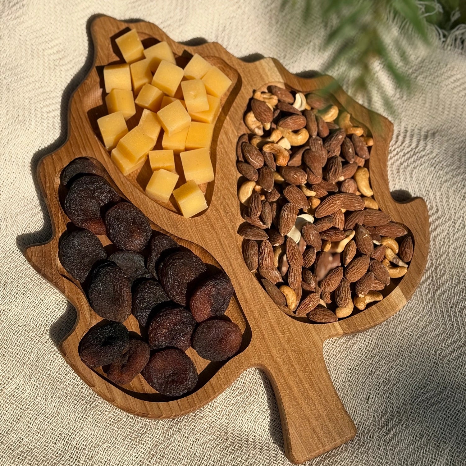 Patera z drewna dębowego w kształcie liścia – elegancja serwowania 36×28 cm