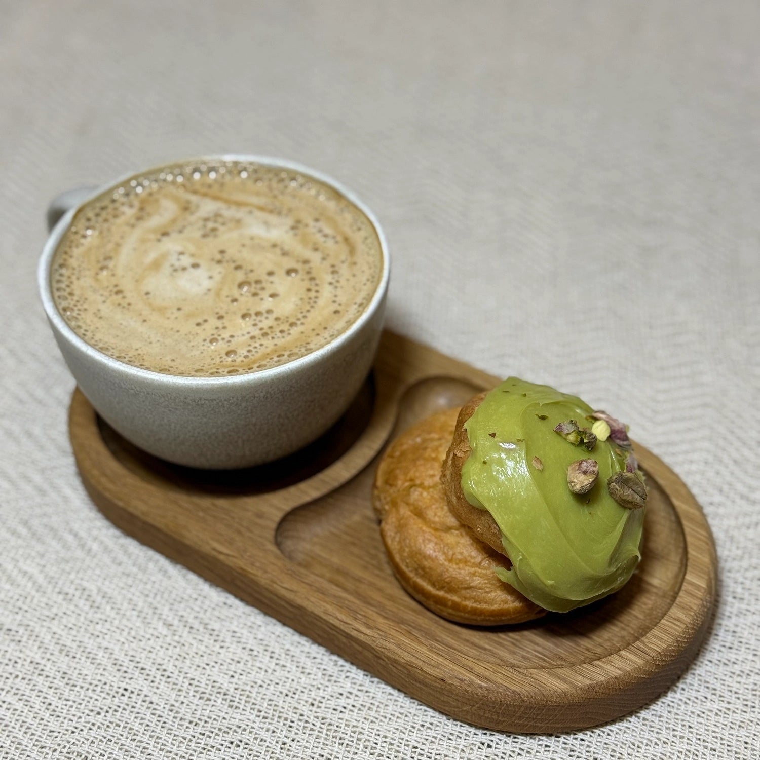 Suport din lemn de stejar 24x12 cm – pentru cafea, desert sau mic dejun